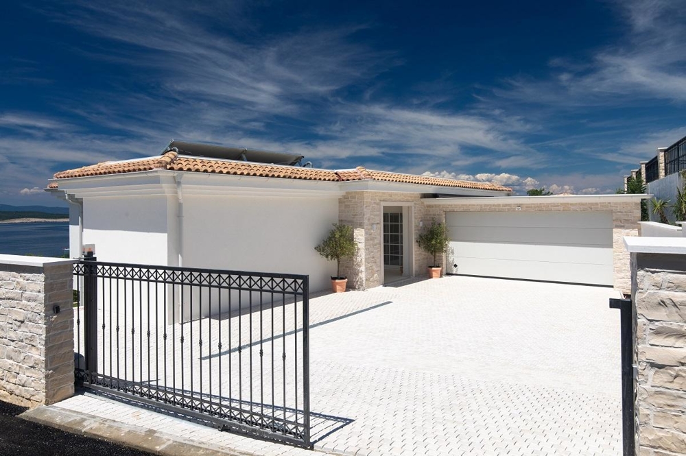 Vstupní prostor vily H1919 v Crikvenici, Chorvatsko - Panorama Scouting.