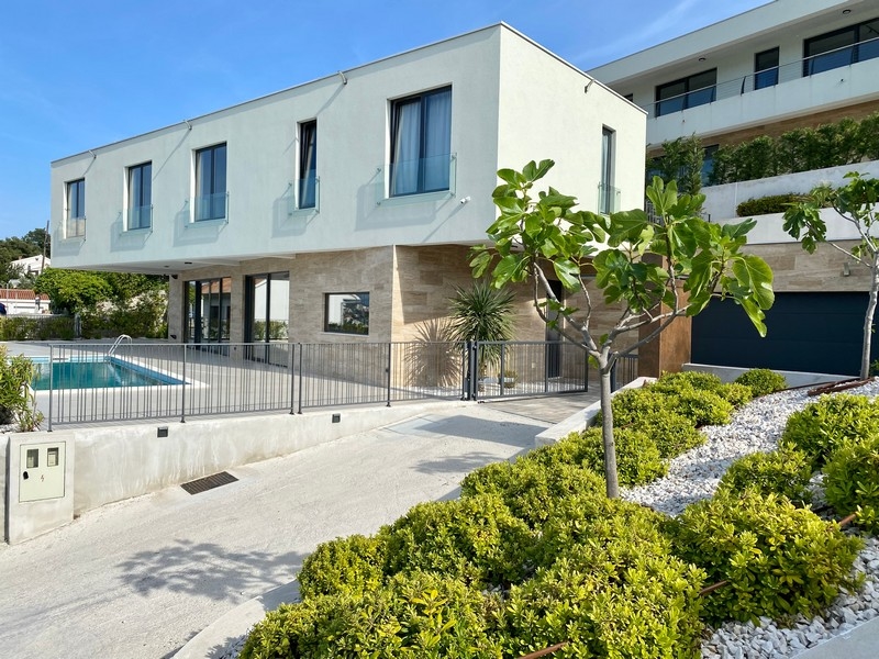 Bazén a výhled na moře - z terasy vily H1922, ostrov Čiovo, Chorvatsko.