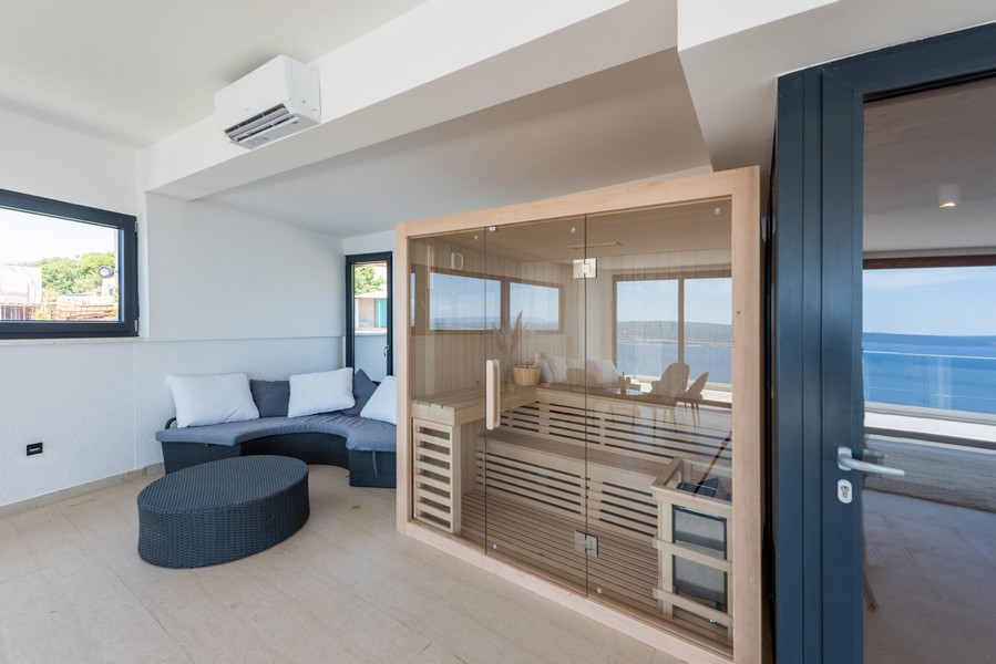 Ložnice s vlastní šatní skříní v objektu H1932, Crikvenica, Chorvatsko.