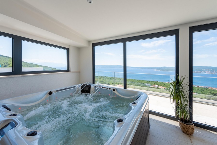 Moderně zařízený obývací pokoj vily H1932 v Chorvatsku, Crikvenica.