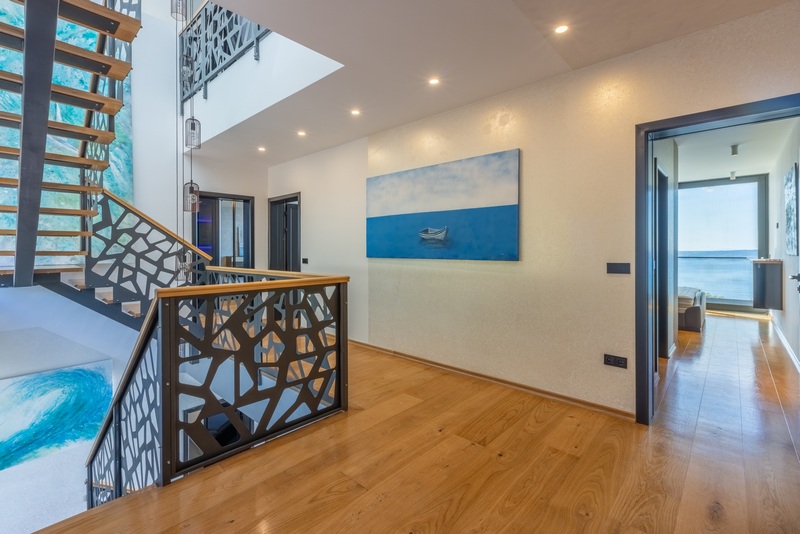 Schodiště s kvalitními dubovými parketami.