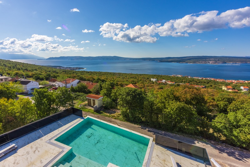 Výhled na moře z horního patra vily H1933, která je na prodej v Crikvenici, Chorvatsko - Panorama Scouting H1933.