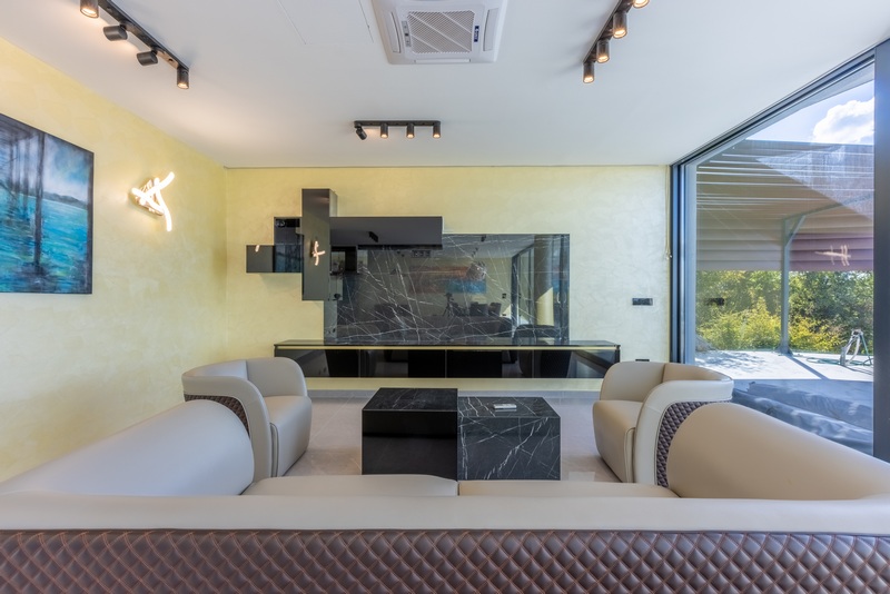 Luxusní obývací prostor s nábytkem Bentley.