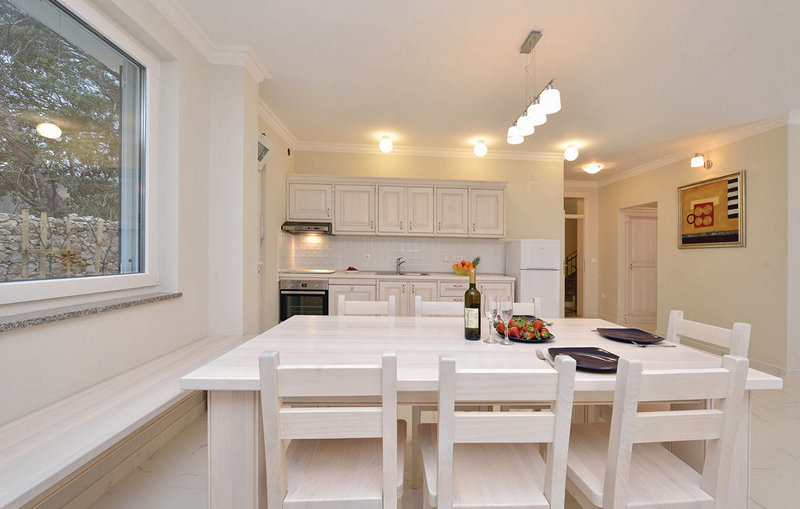 Jídelní kout a kuchyň.