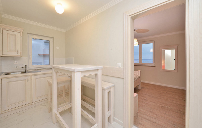 Interiér s kvalitním vybavením: kuchyňská linka