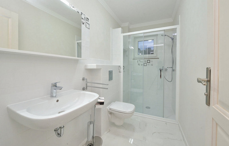 Koupelna se sprchovým koutem.