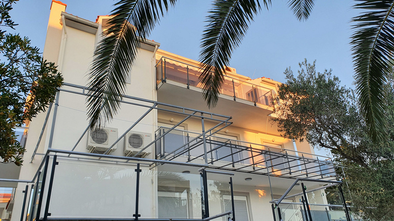 Apartmánový dům v klidné oblasti s krásným výhledem na moře.