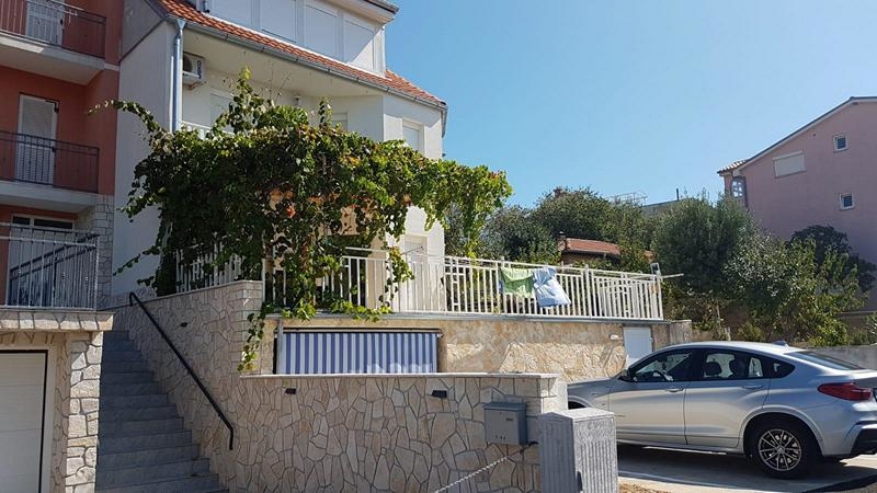 Atraktivní dvojdům v blízkosti moře v klidné lokalitě v Novi Vinodolski, Chorvatsko.