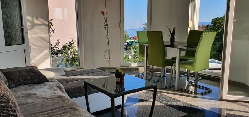 Obývací pokoj s krásným výhledem na moře - Novi Vinodolski, H1949, Chorvatsko.