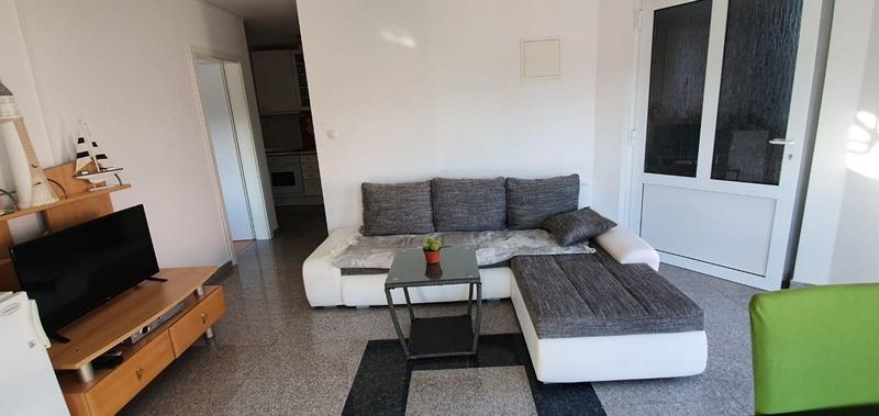 Obývací pokoj a výhled do chodby nemovitosti H1949.