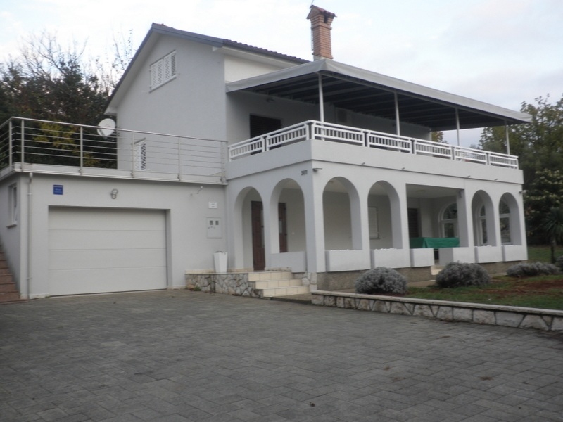 Apartmánový dům se třemi apartmány na ostrově Krk v Chorvatsku - Panorama Scouting.