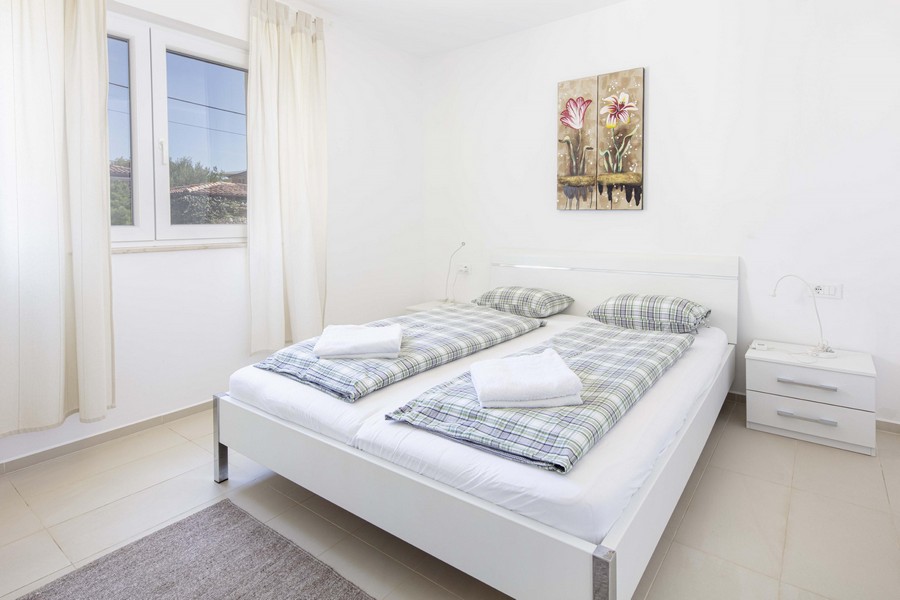 Na tomto obrázku můžete vidět atraktivní a pohodlnou ložnici nemovitosti H2029, která je na prodej na ostrově Krk.