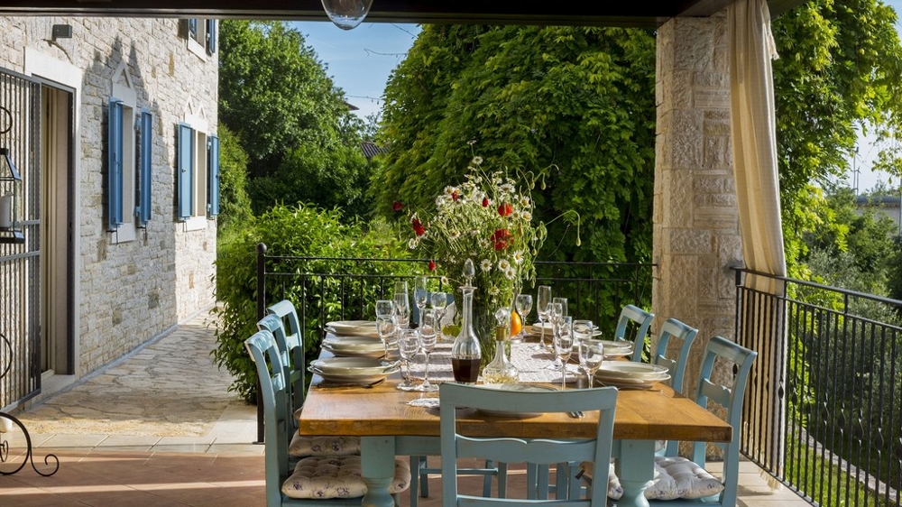 Venkovní jídelna nemovitosti H2040 poblíž Poreče na Istrii, Chorvatsko.