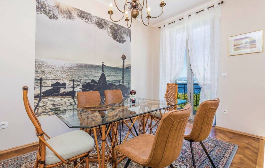 Vysoce kvalitní a stylově zařízený jídelní kout ve vile H1461 nedaleko Opatije v Chorvatsku.