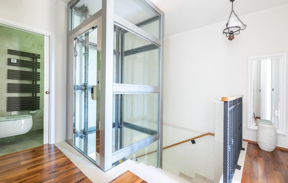 Koupelna a výtah v luxusní vile na Istrii na prodej.