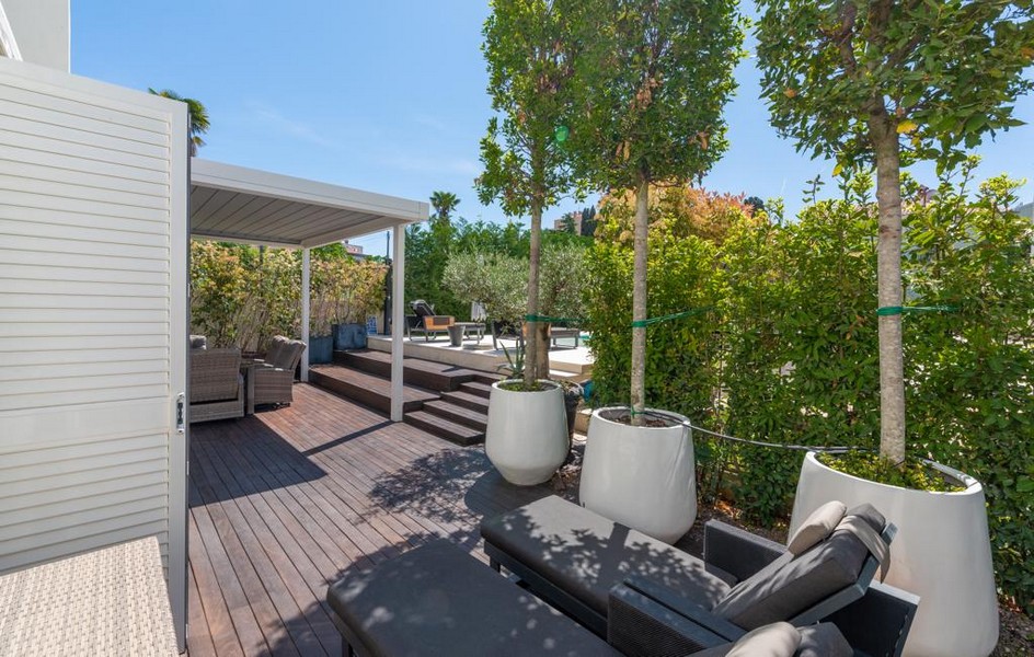 Udržovaná venkovní terasa s posezením v luxusní vile na Istrii na prodej.