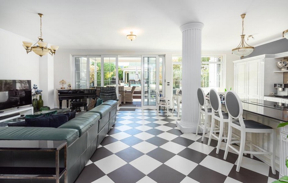 Elegantní obývací pokoj s přímým vstupem na terasu v luxusní vile na Istrii na prodej.