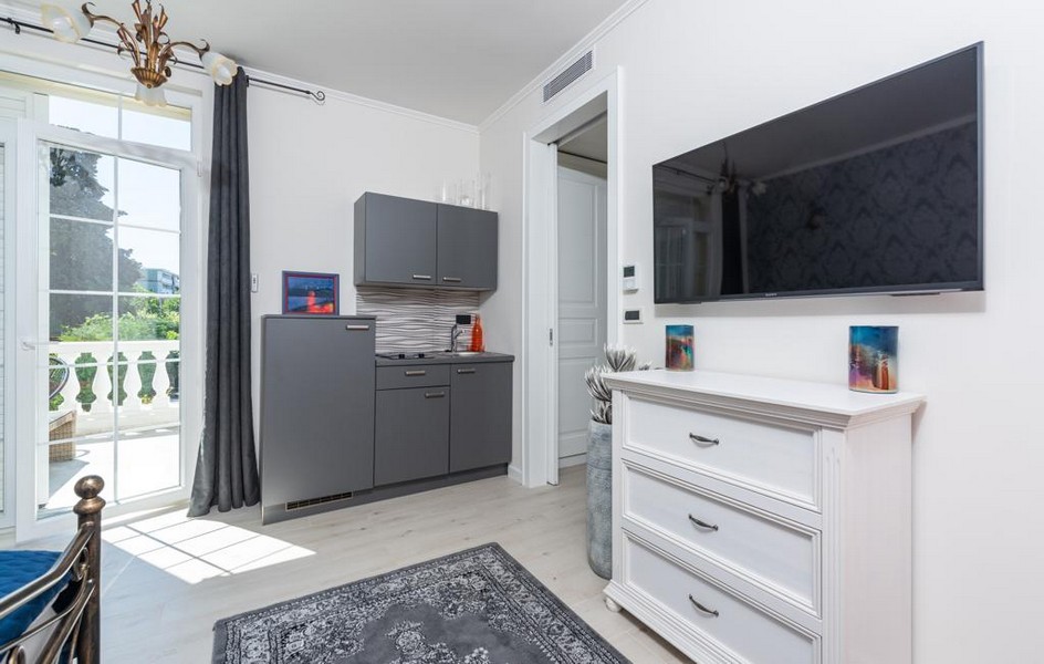 Moderní pokoj s TV a skříní v luxusní vile na prodej na Istrii.