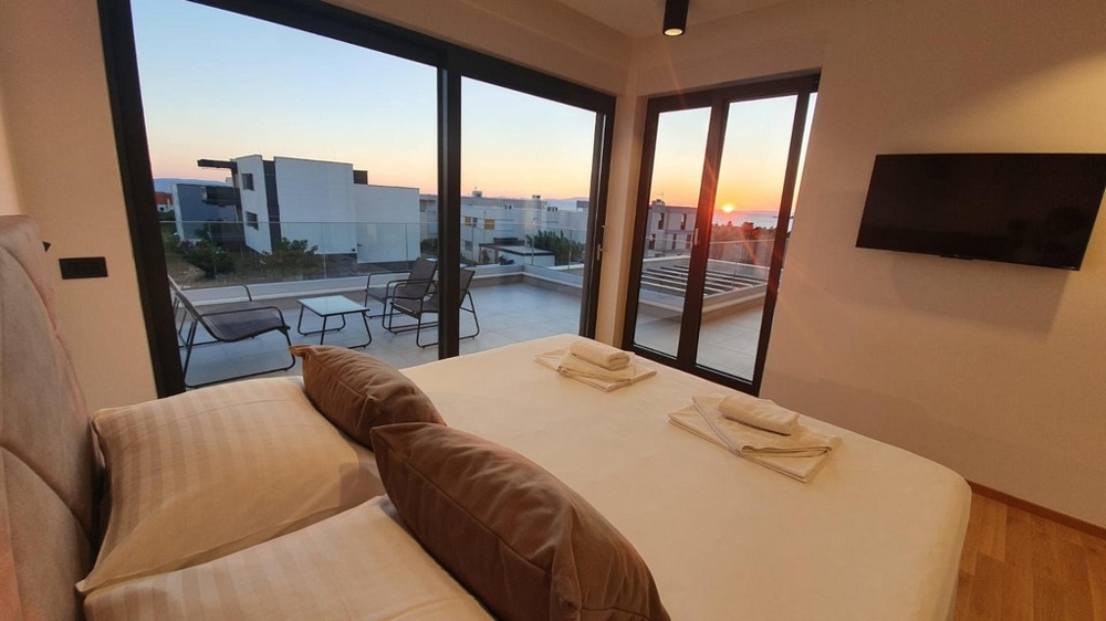 Opět ložnice s TV a výhledem na terasu.