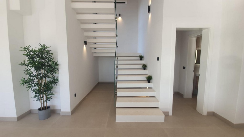 Světlé schodiště.