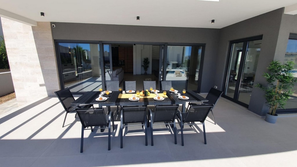 Moderní terasa s krytým jídelním koutem.