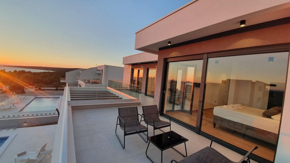 Horní terasa nabízí krásný výhled na moře.