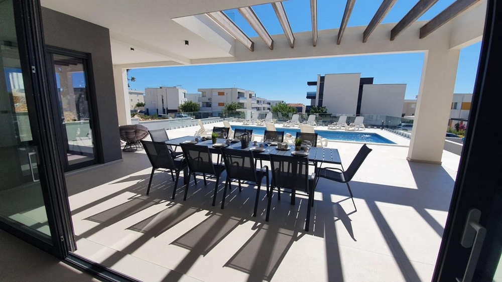 Vila s bazénem v Novalji na ostrově Pag na prodej - Panorama Scouting.