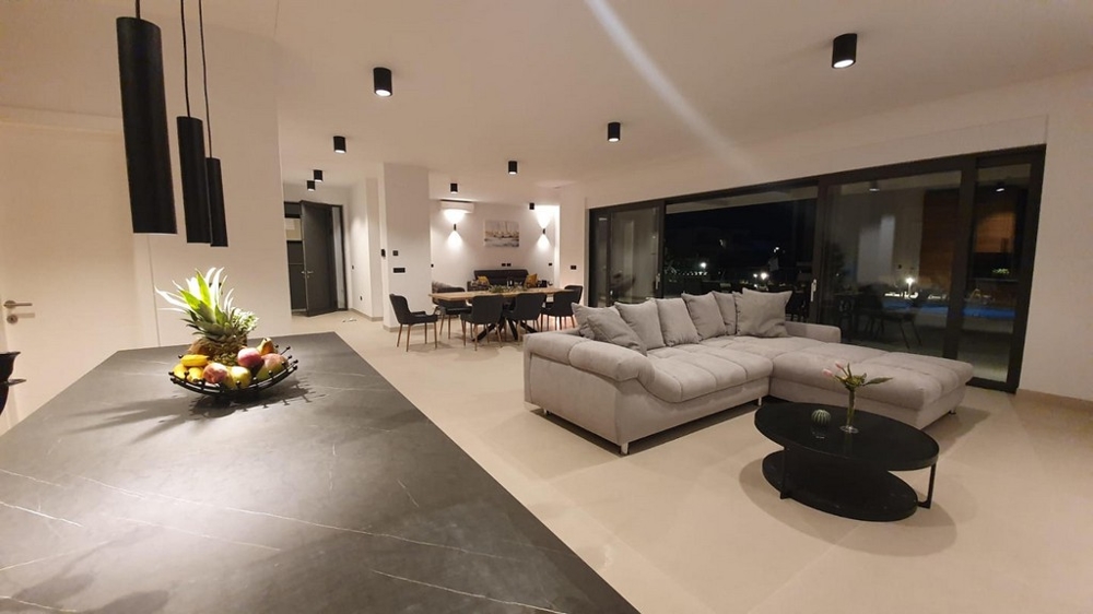 Obývací pokoj nemovitosti H2132 na ostrově Pag v Chorvatsku.