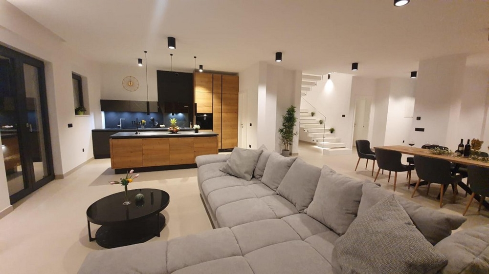 Pohled z gauče do jídelny a kuchyně.