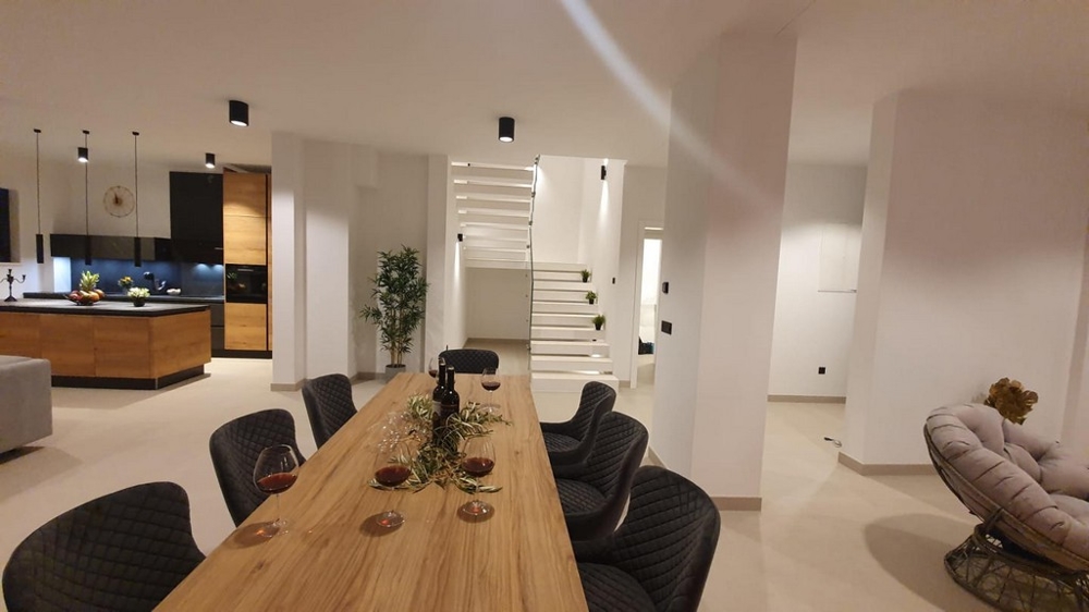 Pohled z jídelního stolu do kuchyně vily H2132, která je na prodej v Novalji.
