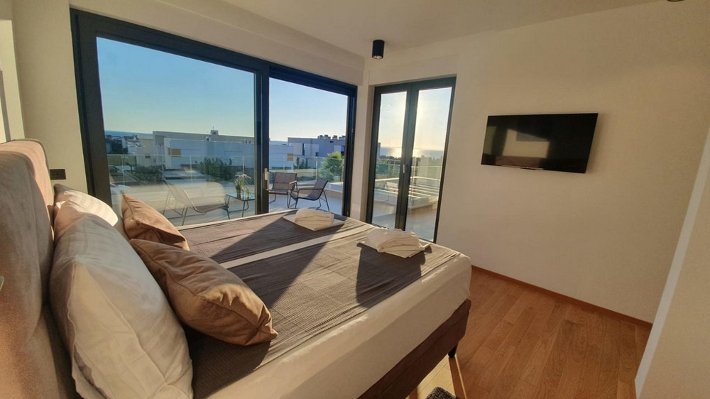 Ložnice a výhled na prostornou terasu.