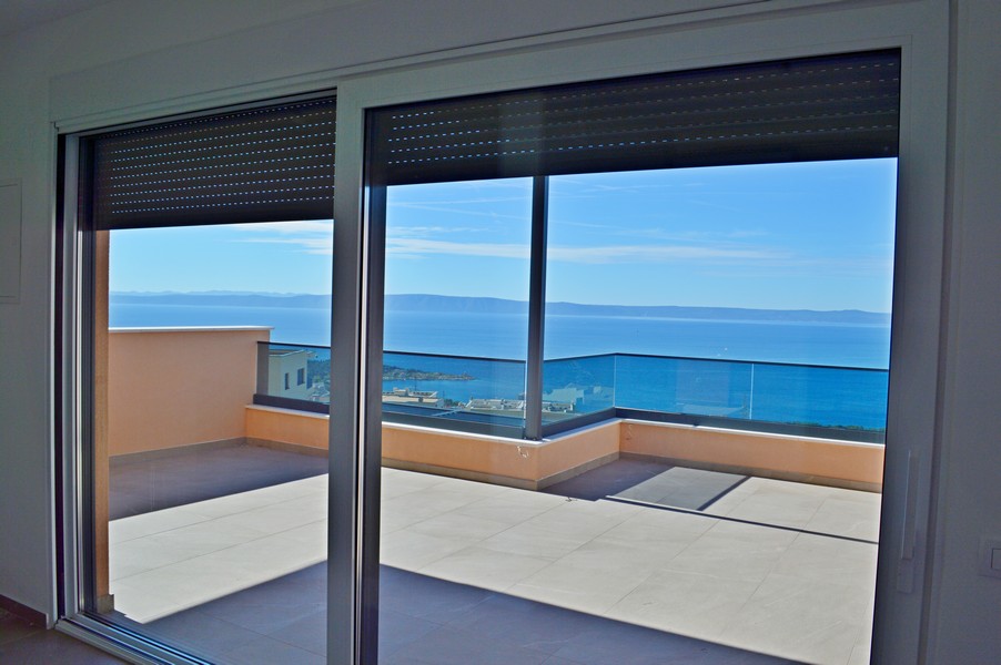 Střešní terasa s krásným výhledem na moře nemovitosti H2147 v Makarské.