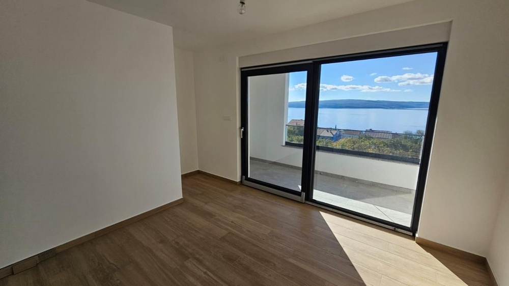 Pokoj s posuvnými dveřmi na balkon a výhledem na moře v Dramalj - H2197