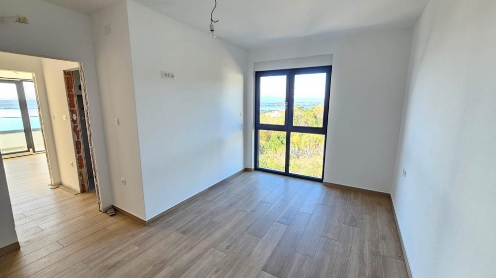 Pokoj s laminátovou podlahou a francouzskými dveřmi v nové budově v Dramalj - H2197