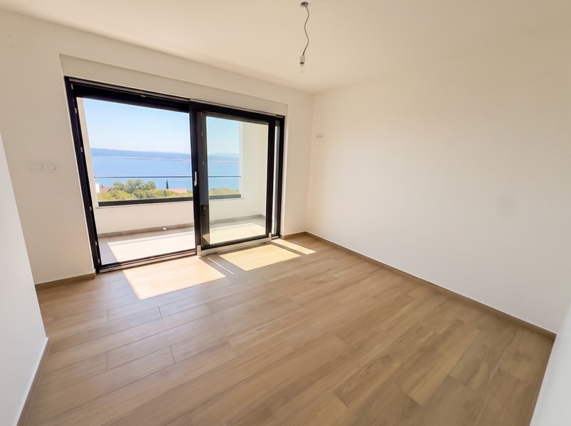 Ložnice s balkonem a výhledem na moře v domě v Dramalj - H2197