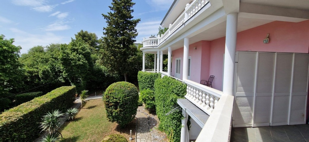 Prodám apartmánovou vilu v Chorvatsku - Panorama Scouting GmbH.