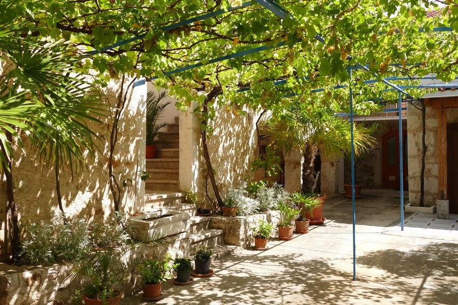 Tento obrázek ukazuje zelené středomořské okolí nemovitosti H2331 v Chorvatsku - Panorama Scouting.