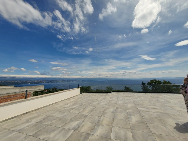 Střešní terasa s výhledem na moře objektu H2335 v Chorvatsku, Lovran, Kvarnerský záliv - Panorama Scouting.