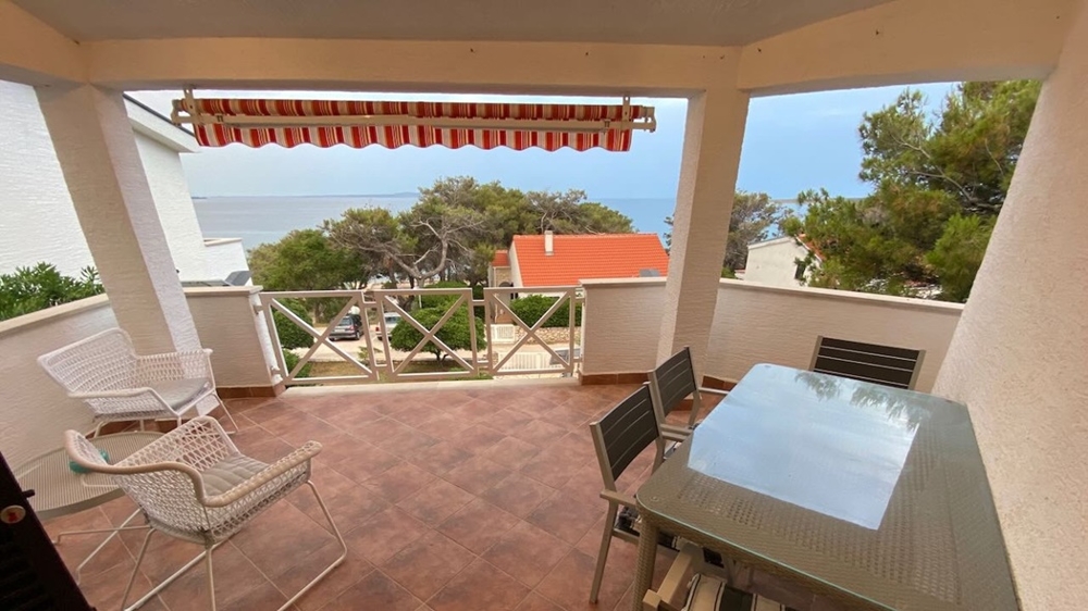 Terasa s výhledem na moře nemovitosti H2344, která je na prodej v Chorvatsku v regionu Ostrov Pag - Panorama Scouting.