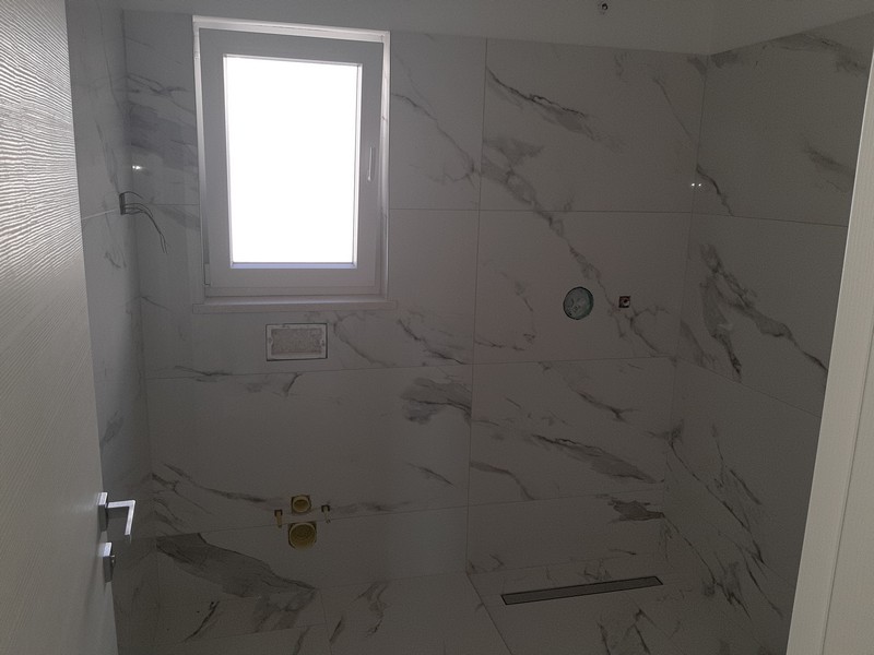 Na tomto obrázku můžete vidět atraktivní a pohodlnou koupelnu nemovitosti H2356, která je na prodej v Opatiji.