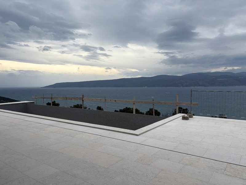 Ohromující vila s nekonečným bazénem a výhledem na moře