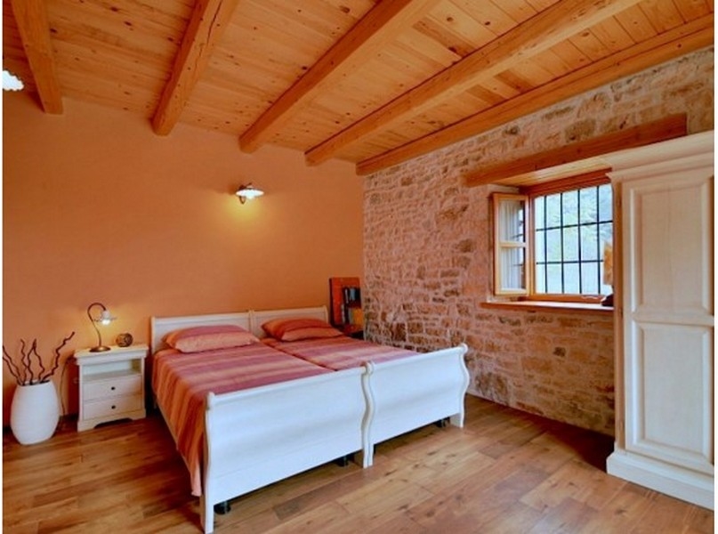 Na tomto obrázku můžete vidět atraktivní a pohodlnou ložnici nemovitosti H2393, která je na prodej v Poreči.