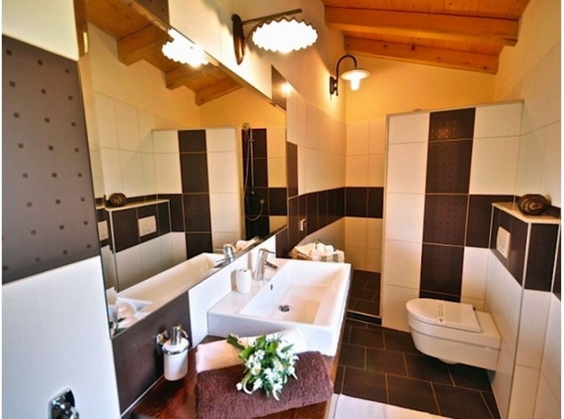 Na tomto obrázku můžete vidět atraktivní a pohodlnou koupelnu nemovitosti H2393, která je na prodej v Poreči.