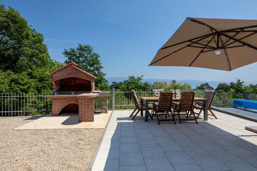 Terasa s bazénem a grilem.