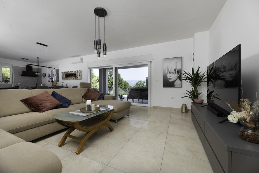 Moderně zařízený obývací pokoj vily H2400. Nemovitosti Chorvatsko - Panorama Scouting.