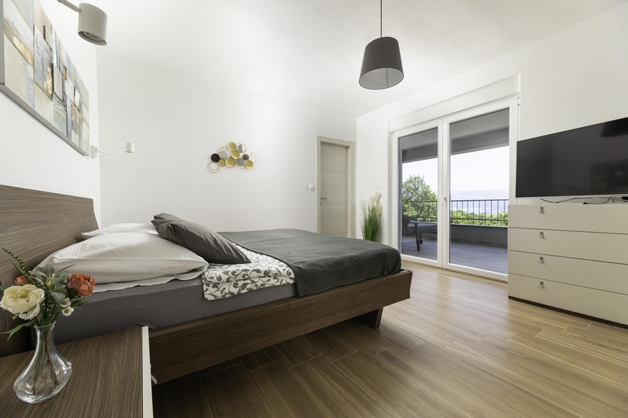 Na tomto obrázku můžete vidět atraktivní a pohodlnou ložnici nemovitosti H2400, která je na prodej na ostrově Krk.