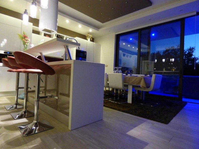 Moderní dům s velkou zahradou