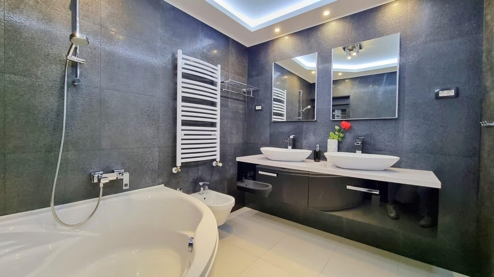 Moderní vila s bazénem a zařízená