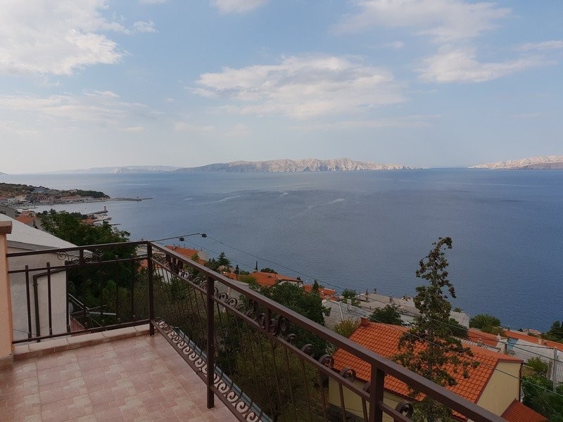 Penzion s výhledem na moře a hlavní budovou