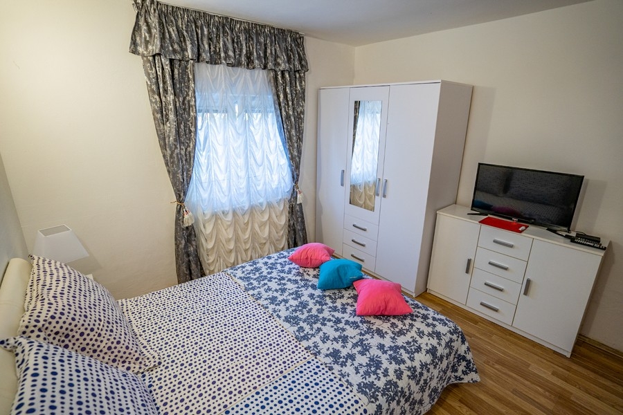 Prostorný dům s velkou terasou a grilem